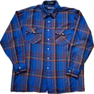 Men's Vintage Van Heusen 
Blue and Green Plaid Button-Down Shirt
Size: Large